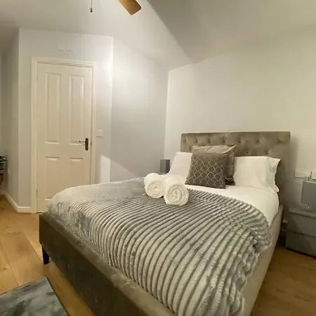 Spacious 2 Bed Flat Ideal For Long Stays Purfleet Exterior photo