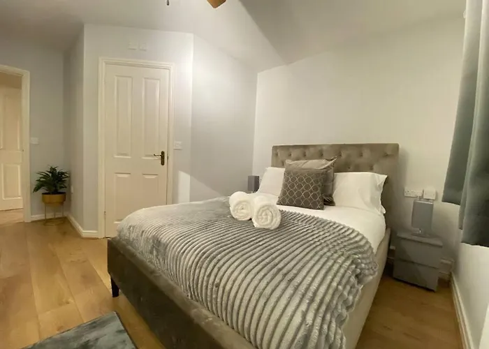 Spacious 2 Bed Flat Ideal For Long Stays