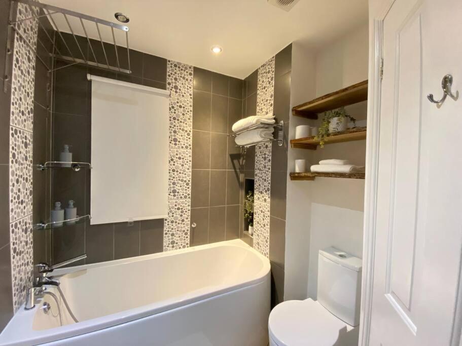 Spacious 2 Bed Flat Ideal For Long * Purfleet