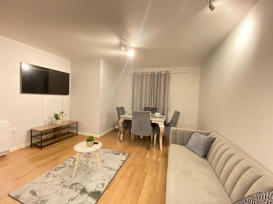Spacious 2 Bed Flat Ideal For Long Apartment Purfleet