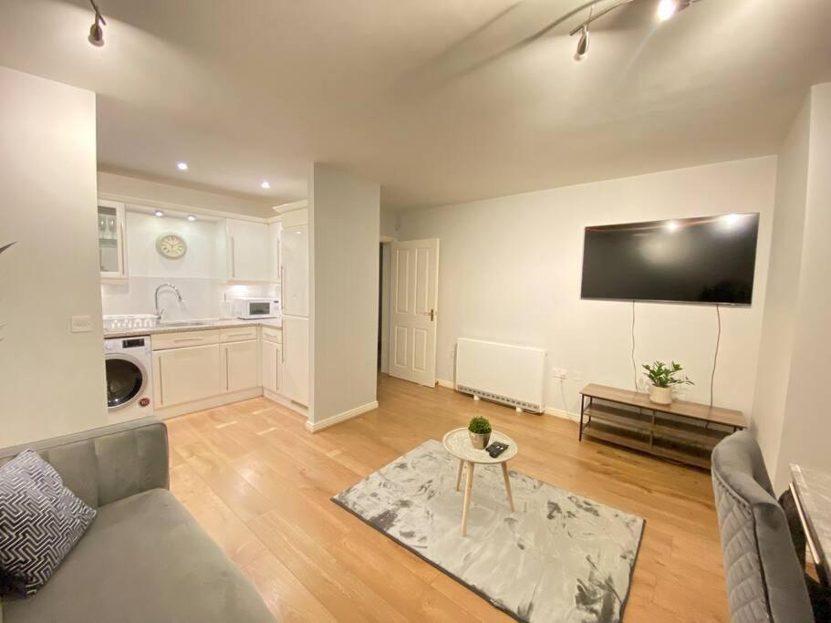 Spacious 2 Bed Flat Ideal For Long *