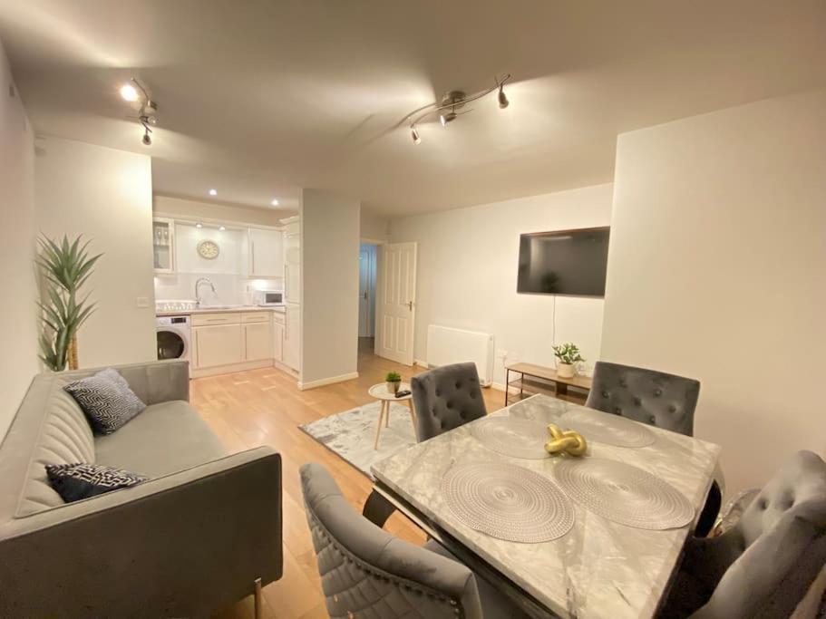 Spacious 2 Bed Flat Ideal For Long Apartment Purfleet